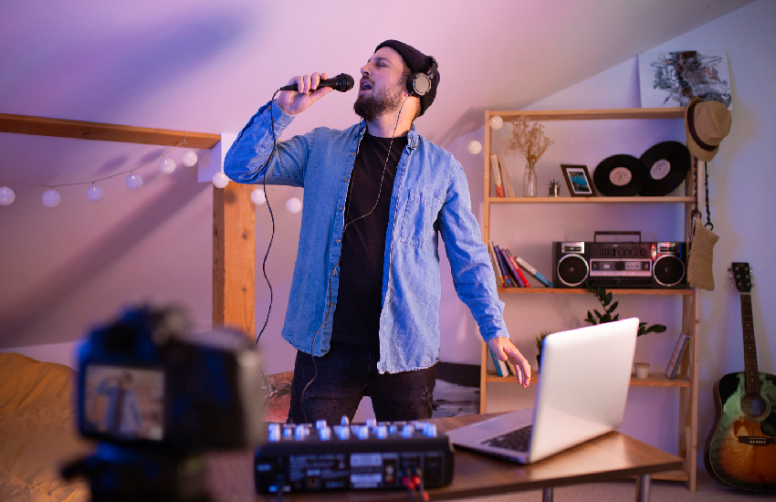 Persona masculina cantando sus propias canciones.